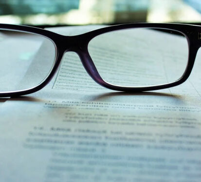 Le clause vesting désigne les clauses juridiques qui régissent les pactes d’actionnaires, mais aussi les contrats d’émission de titres